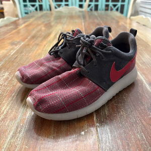 Nike Roshe One Premium GS Red Plaid Herringbone 6Y Fits Women's 7.5